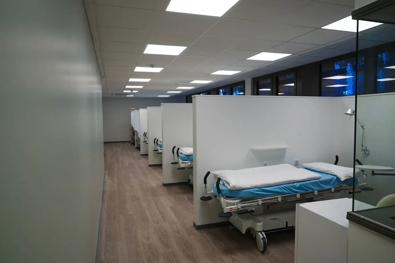 Patientenlounge mit Liegen in einzelnen Nischen