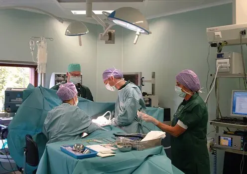 Operatiekamer tijdens een ingreep, team in operatiekleding