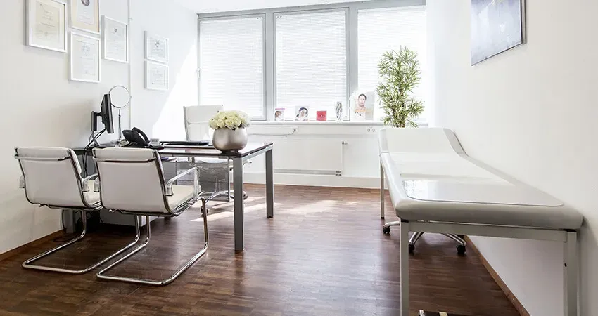 Sprechzimmer mit Schreibtisch und Untersuchungsliege