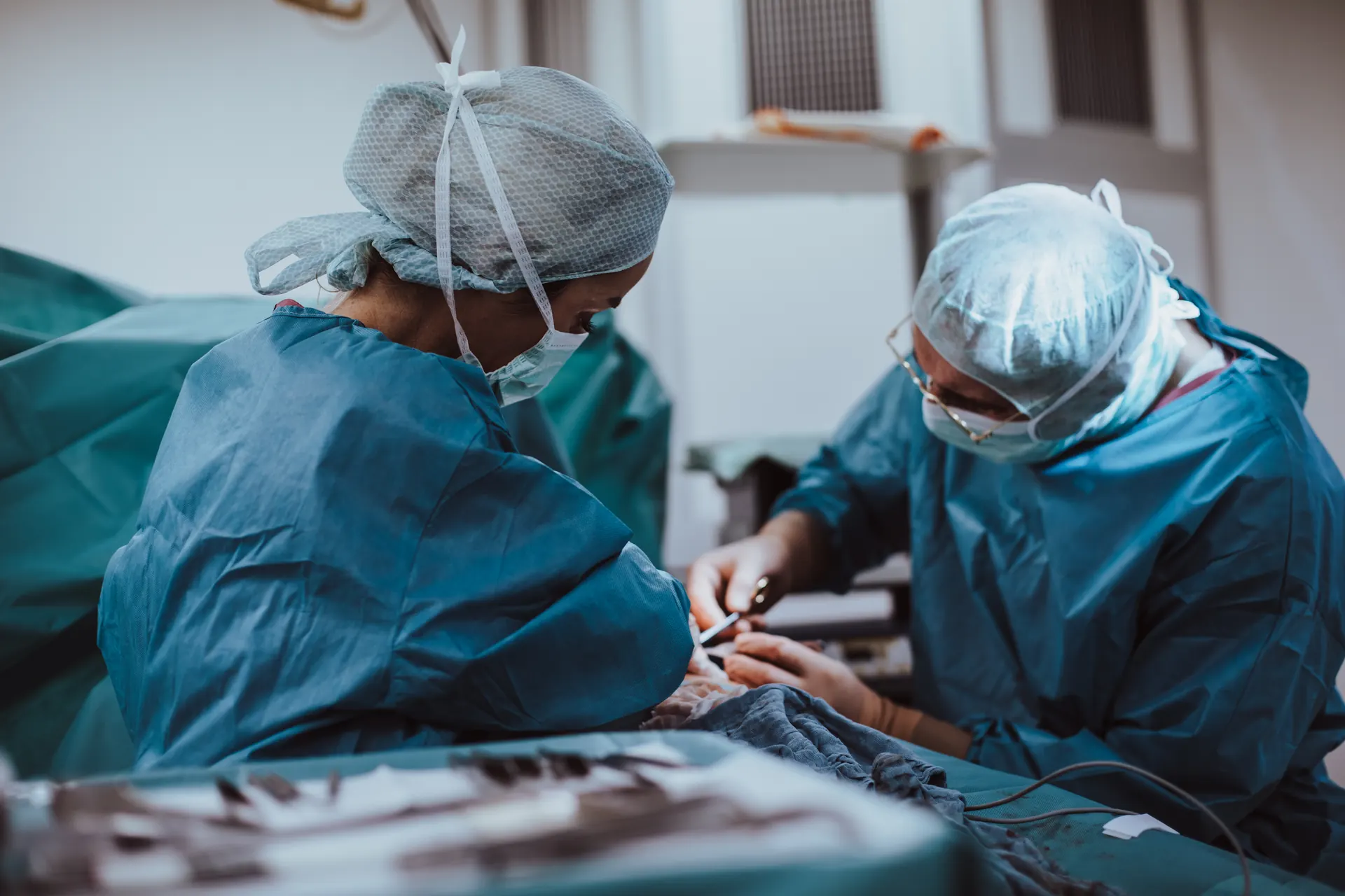 Twee chirurgen van Weight Doctors® RESHAPE opereren in de operatiekamer