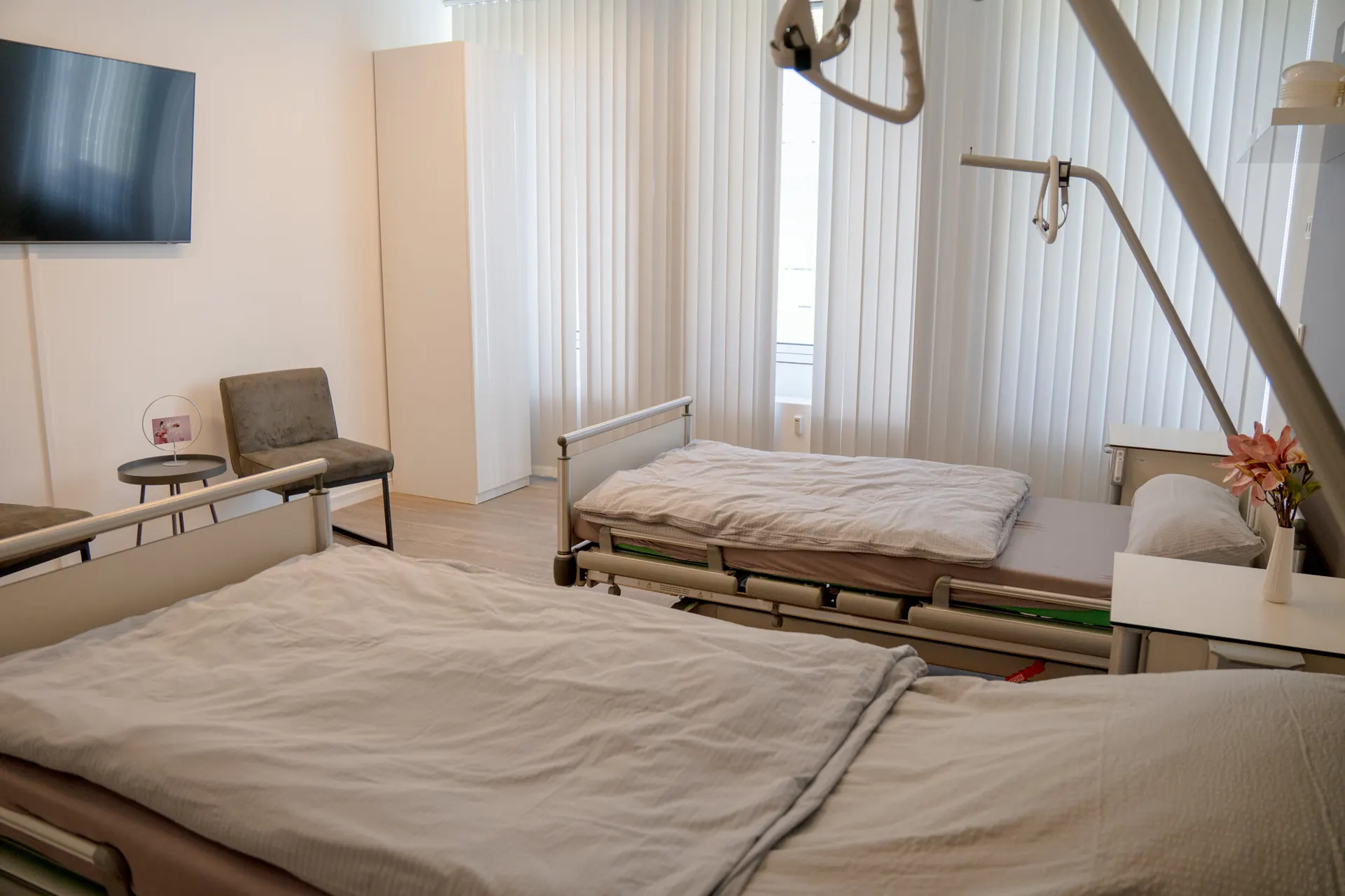 Lichte patiëntenkamer voor de nacht na de operatie