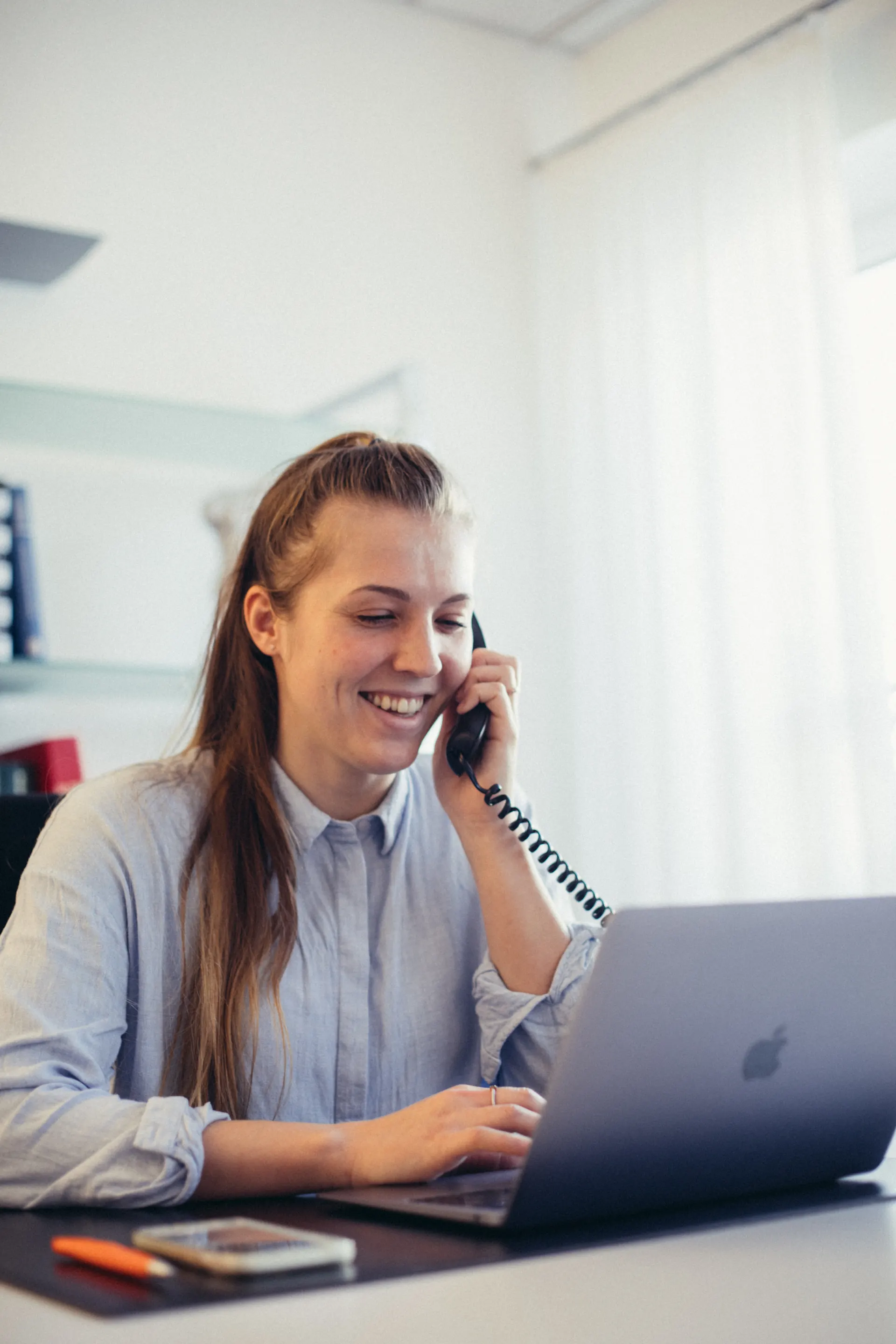 Voedingsadviseur van Weight Doctors® aan de telefoon