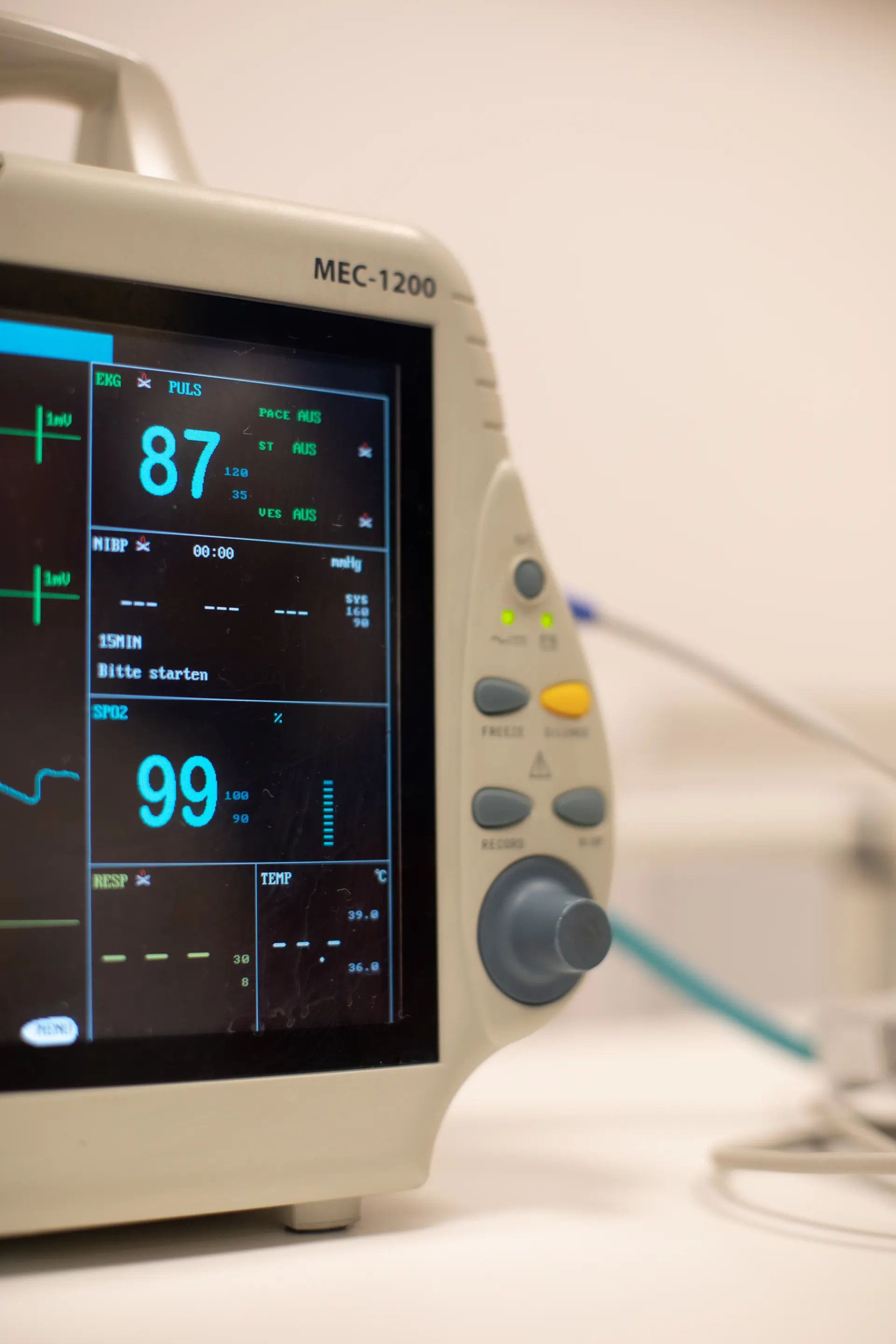 شاشة مراقبة تعرض النبض وتشبّع الأكسجين