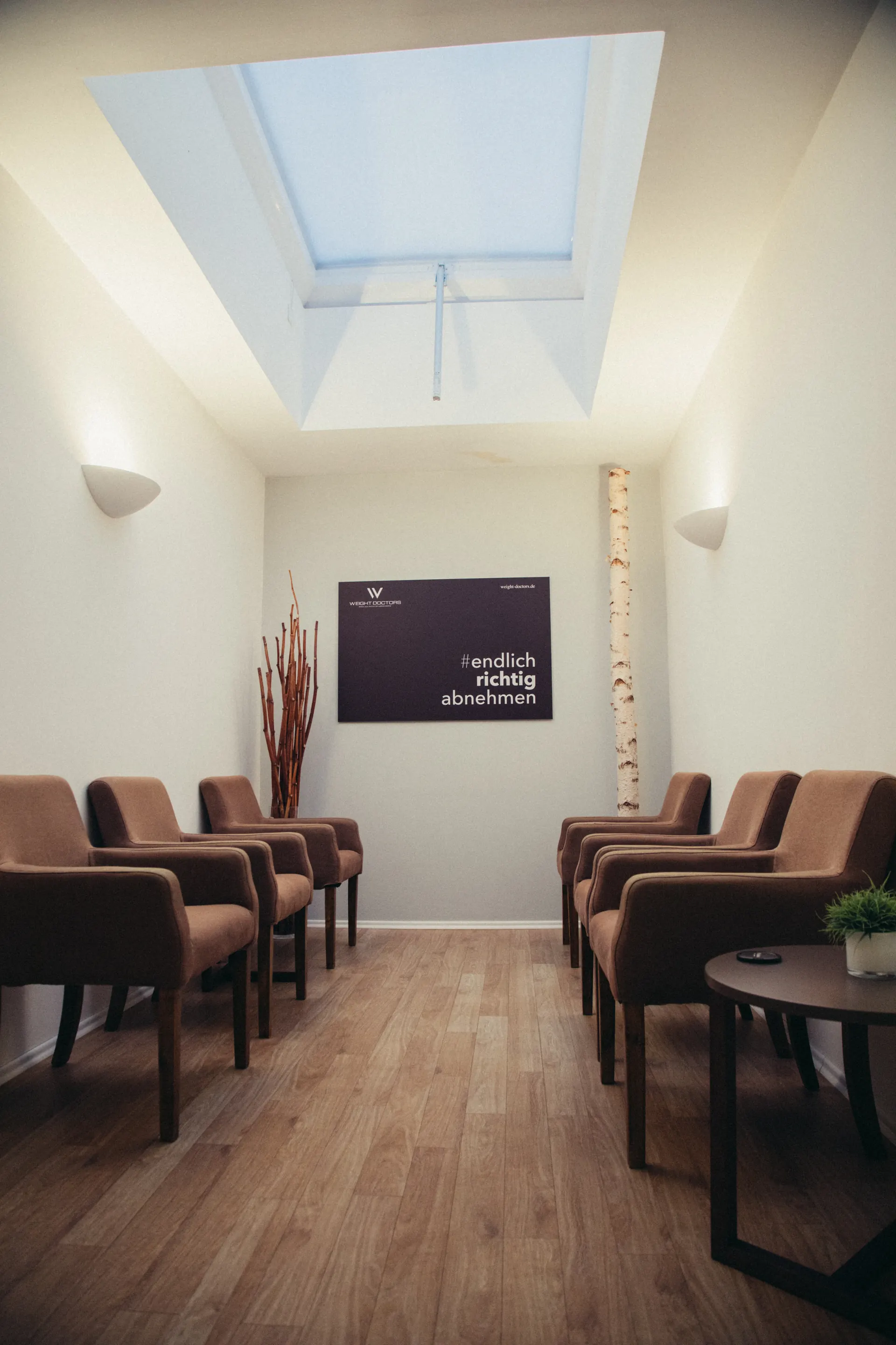 Weight Doctors® waiting area with the slogan #endlich richtig abnehmen