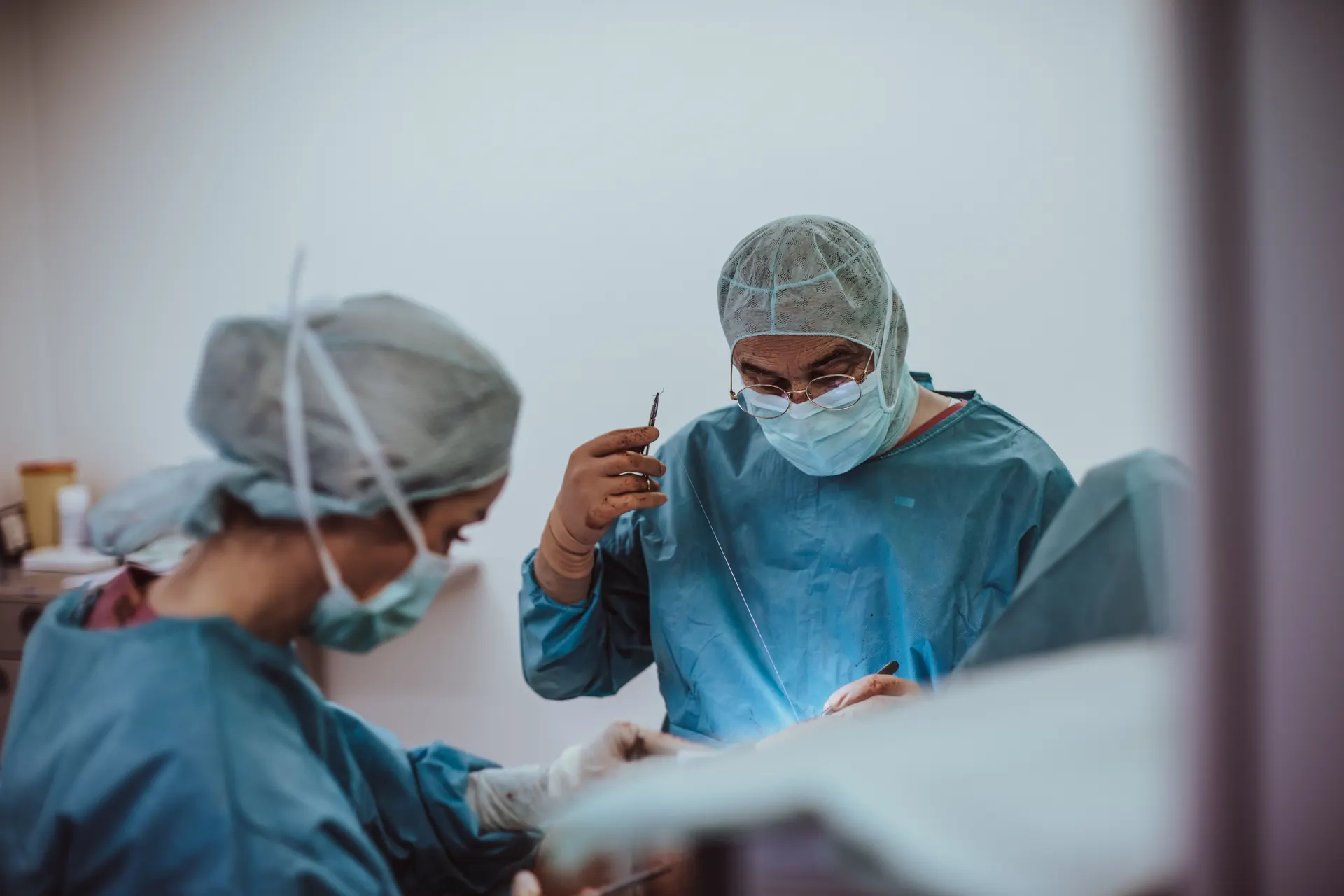 Weight Doctors® RESHAPE’in iki cerrahı bir ameliyat sırasında