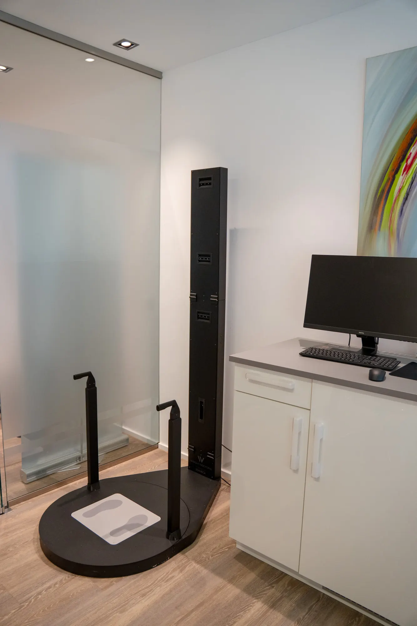 Weight Doctors® 3D Bodyscanner, bir tedavi odasında döner platformuyla