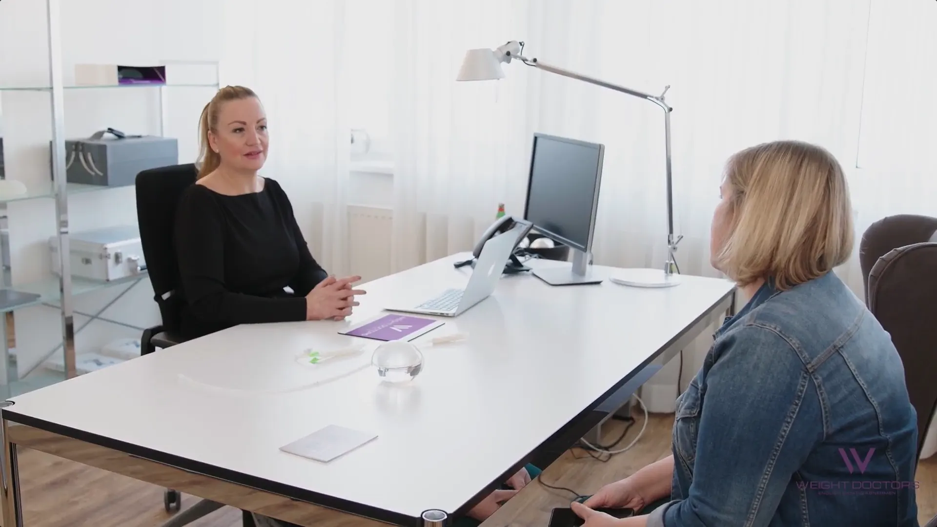 Adviseur van Weight Doctors® in gesprek met een patiënte