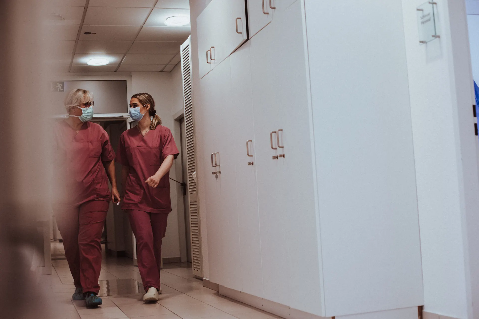 Zwei Pflegekräfte von Weight Doctors® im Klinikflur
