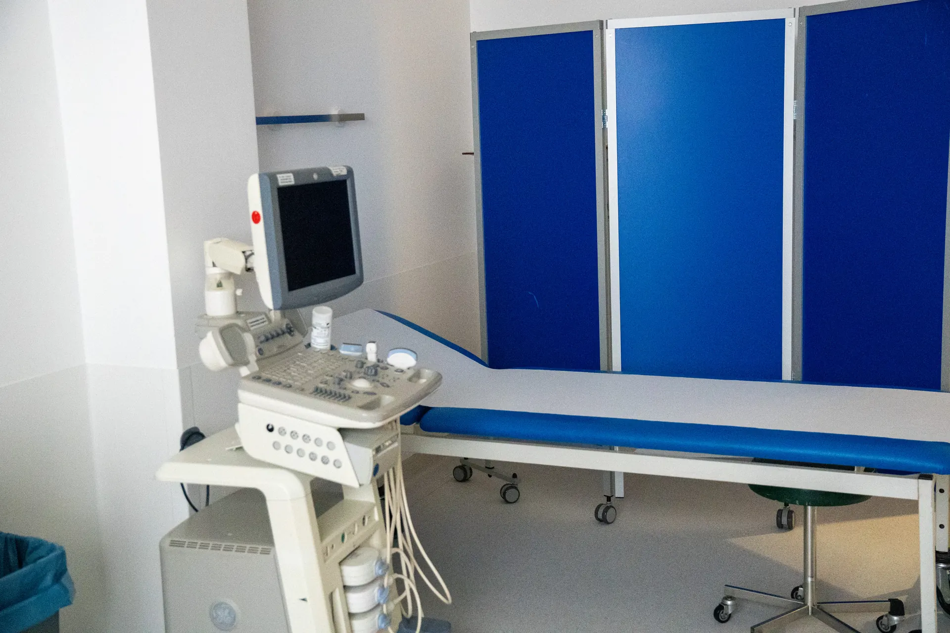 Onderzoeksruimte met echoapparaat en behandelbank in de Weight Doctors® Nationalklinik