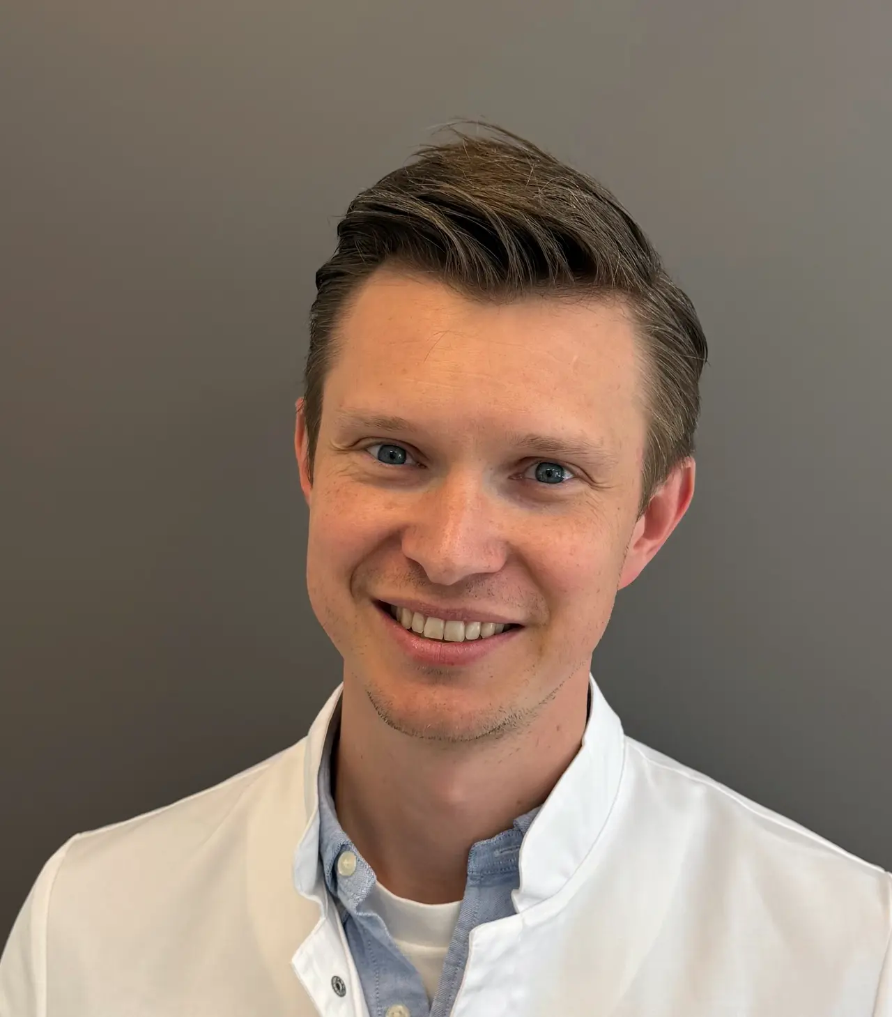 Beyaz doktor önlüğü içinde Dr. med. Robert Jenner